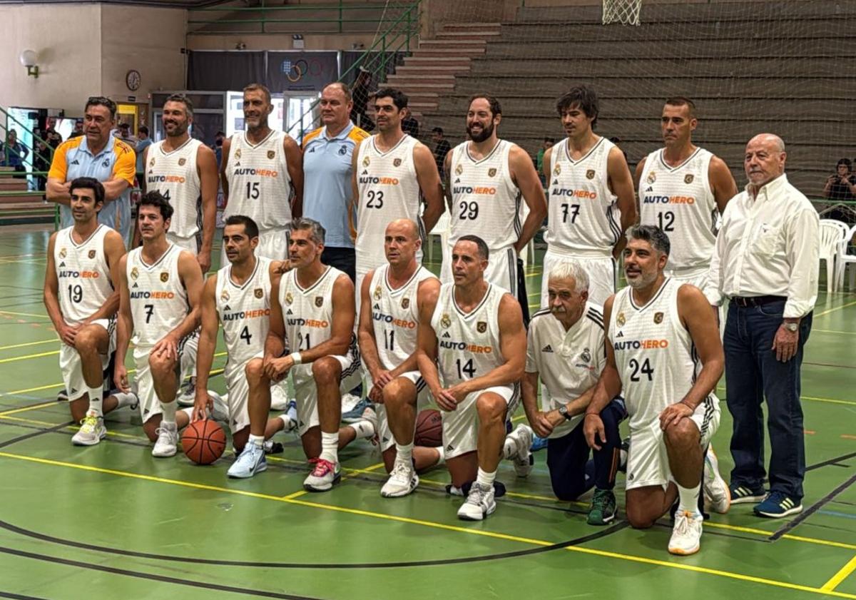 Imagen principal - Los Veteranos de Valladolid tutean y plantan cara a las Leyendas del Real Madrid